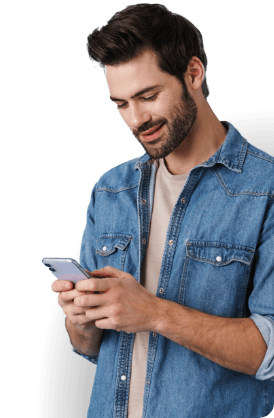 Mann schaut auf sein Handy