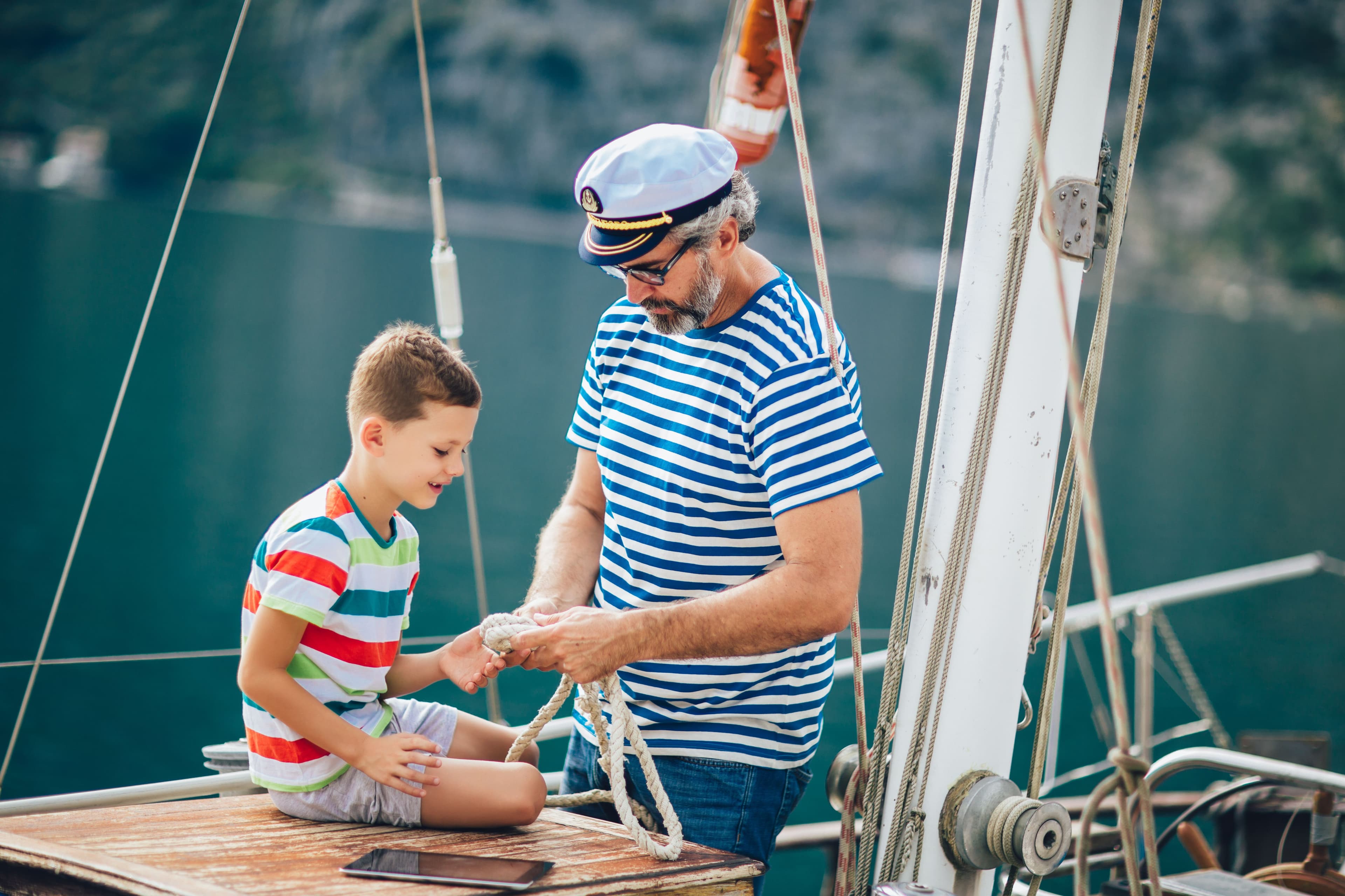 Kapitän zeigt Kind Knoten