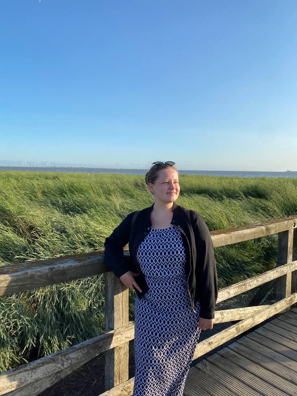 Isabelle steht am Meer