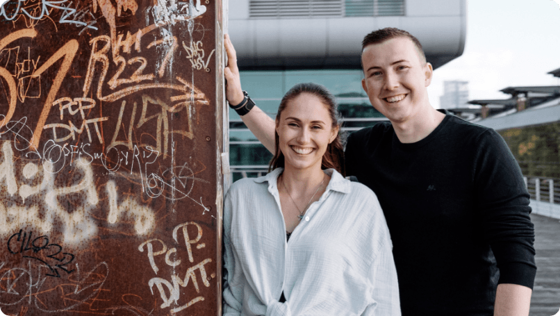 Yase und Lukas schauen in die Kamera