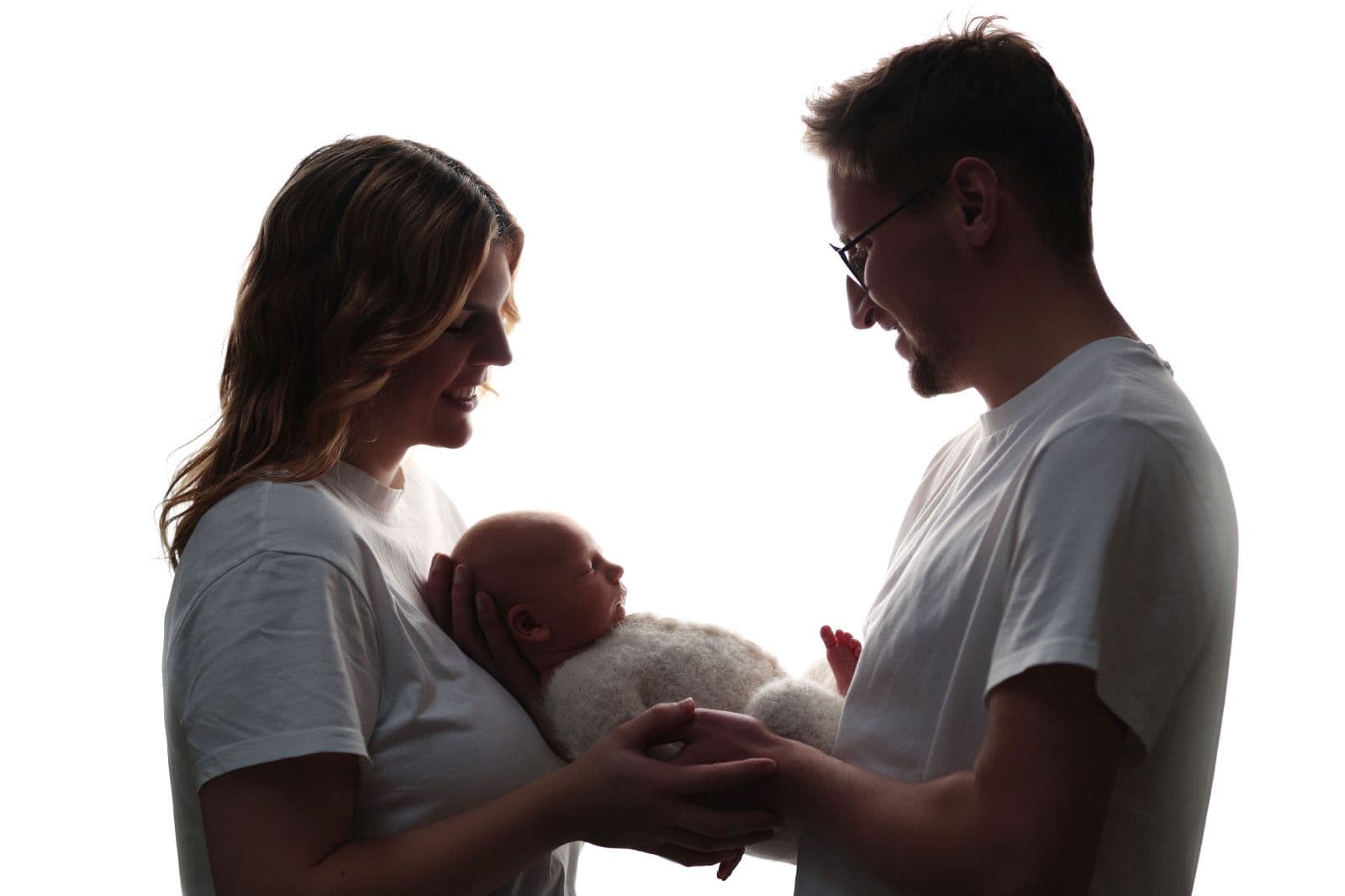 Kundenpärchen hält ihren neugeborenen Sohn