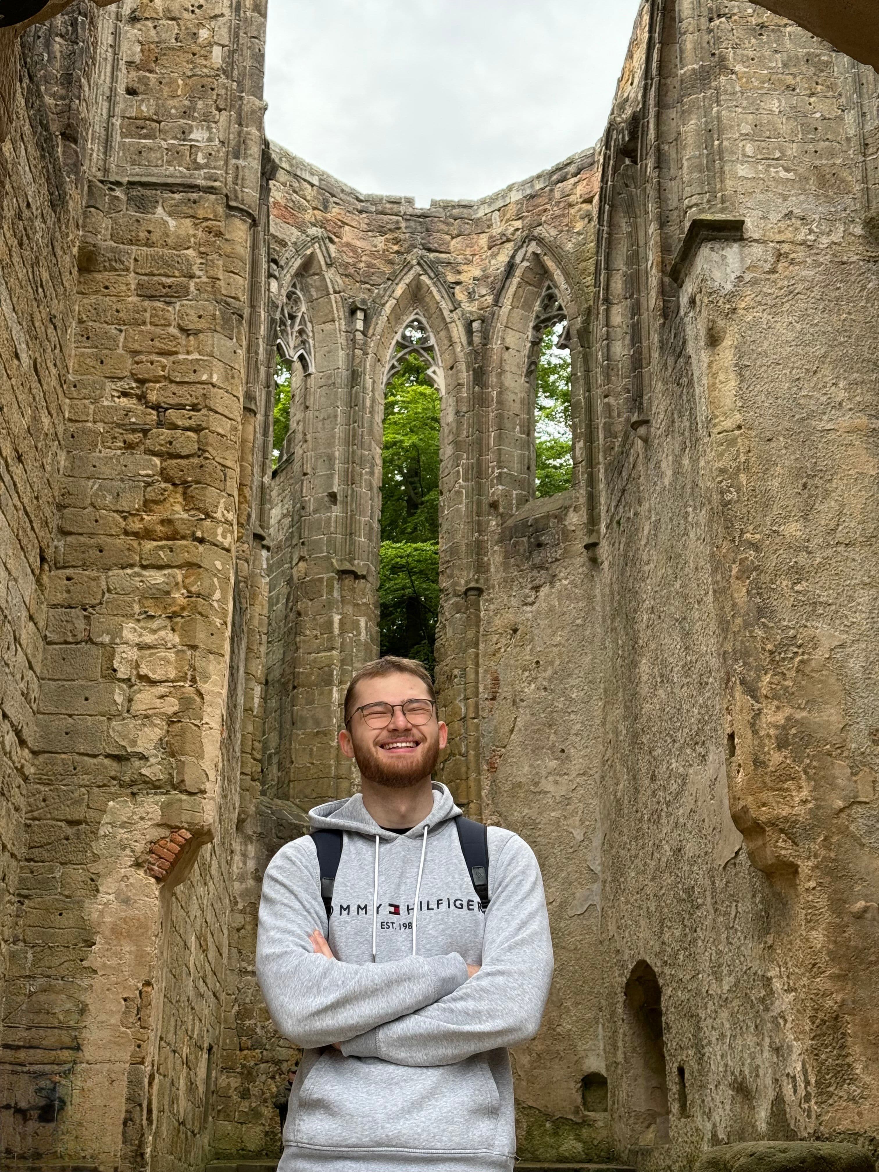 Kunde im Urlaub vor einer Sehenswürdigkeit
