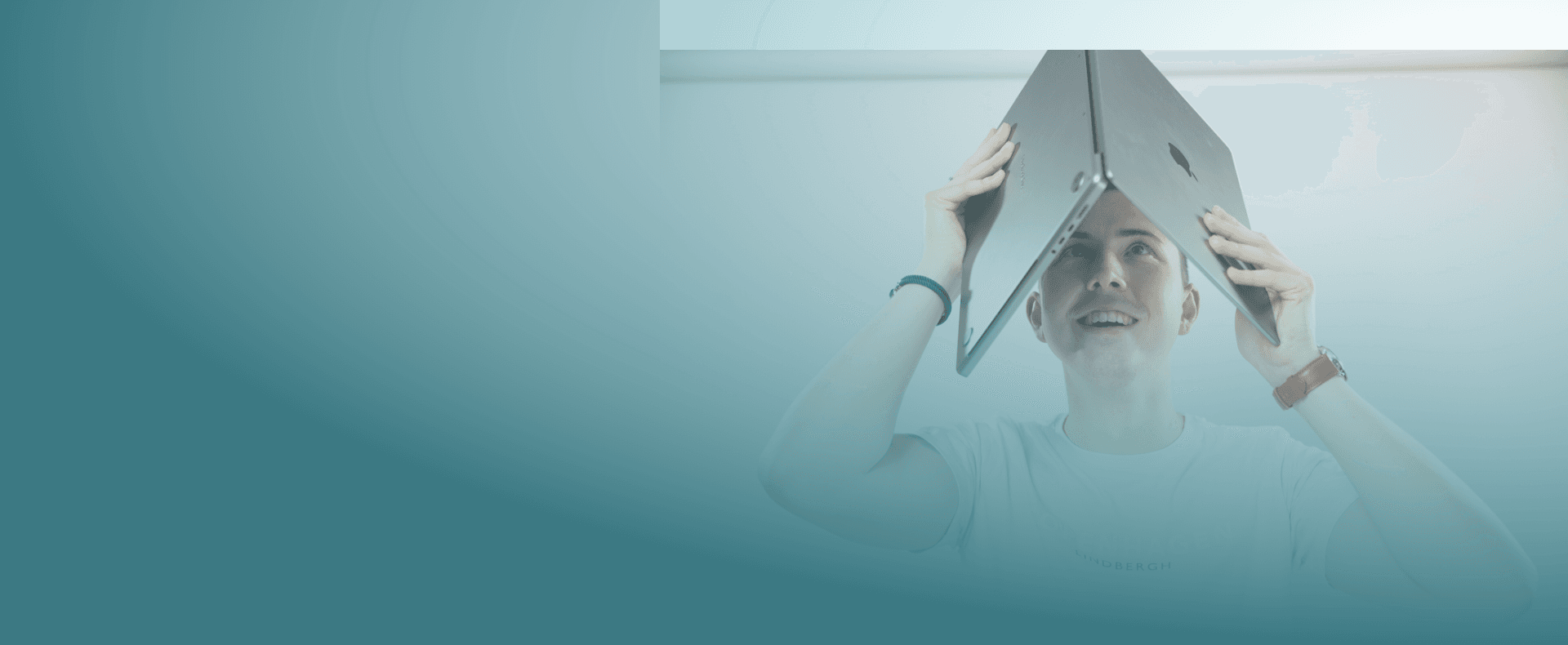 Titelbild Module - Lukas mit Laptop